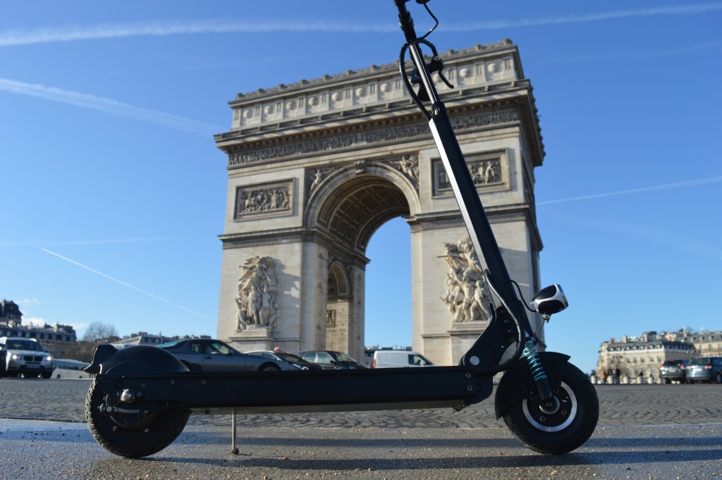 Visitez Paris en trottinette électrique Hôtel Atala Paris Champs